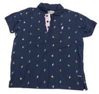 Tmavomodré polo tričko s barevným vzorem 