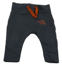 Tmavošedé tepláky s nápisem 