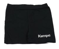 Černé elastické kraťasy s nápisem Kempa