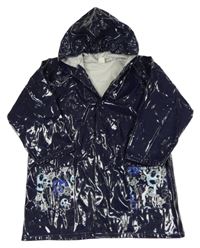 Tmavomodrá lesklá pláštěnka s lebkami a kapucí 