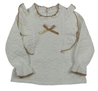 Bílá mačkaná halenka s volánkem a hnědou mašličkou 