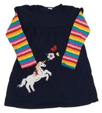 Tmavomodré šaty s barevnými pruhovanými rukávy a jednorožcem 