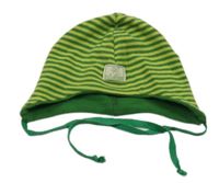 Zelená pruhovaná čepice s nášivkou 