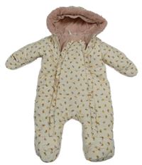 Smetanová prošívaná šusťáková zimní kombinéza s kytičkami a volánky a kapucí s kožešinou 