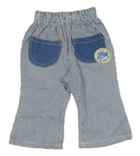 Bílo-modré pruhované kalhoty s kapsami a nášivkou