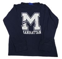 Tmavomodré triko s písmenem 