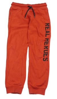 Červené tepláky s nápisem C&A