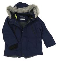 Tmavomodrá šusťáková zimní parka s nášivkou a kapucí s kožešinou PRIMARK