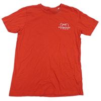 Červené tričko s nápisy a budovou STANLEY STELLA