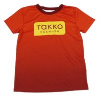 Červené vzorované sportovní tričko s nápisem 