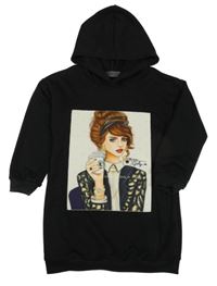 Černá mikina s dívkou a kapucí