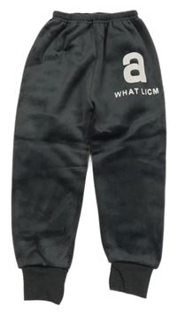 Tmavošedé plyšové cuff tepláky s nápisem 