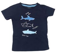Tmavomodré tričko se žraloky a nápisy Next
