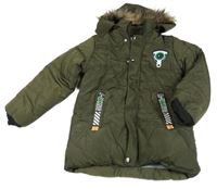 Tmavokhaki prošívaná šusťáková zimní bunda s nášivkou a nápisy a odepínací kapucí s kožešinou 