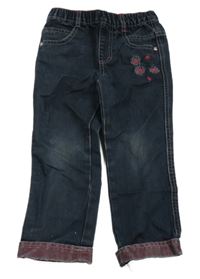 Tmavomodré džegíny s výšivkami květů