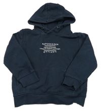 Tmavomodrá mikina s nápisem a kapucí Topolino