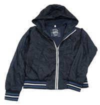 Tmavomodrá šusťáková jarní crop bunda s kapucí 