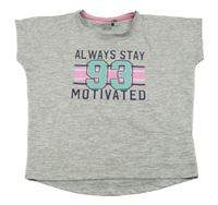 Šedé žíhané sportovní tričko s nápisem a číslem