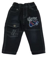 Černé rifle s motorkou a nápisem