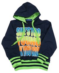 Tmavomodro-zelená mikina s nápisem a kapucí 