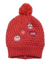 Jahodová pletená podšitá čepice s nášivkami a bambulí 