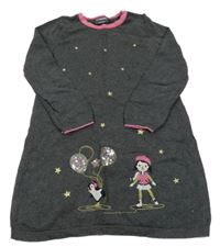 Tmavošedé svetrové šaty s výšivkami a dívkou 