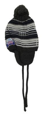 Šedo-tmavomodro-bílá pruhovaná čepice s autem a bambulí