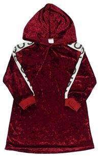 Rubínové sametové šaty s kapucí 
