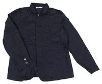 Tmavomodrá šusťáková nepromokavá bunda s nášivkou