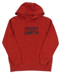 Červená mikina s nápisem a kapucí