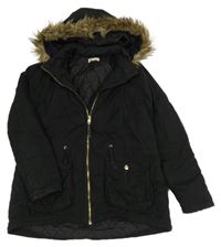 Černá šusťáková zateplená parka s kožešinou a kapucí H&M