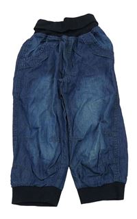 Tmavomodré lehké capri rifle s úpletovým pasem