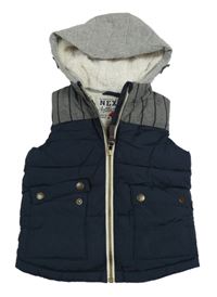 Šedo-tmavomodrá šusťáková zateplená vesta s proužky a kapucí Next