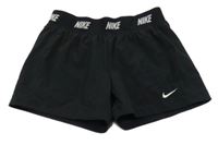 Černé šusťákové kraťasy Nike