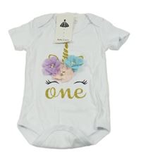 Nové - bílé body s jednorožcem a 3D květinami 