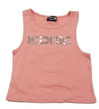 Růžový crop top s nápisem 