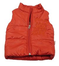 Červená prošívaná šusťáková zateplená vesta s medvídkem a nápisy 