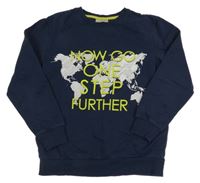 Tmavomodrá mikina s kontinenty a nápisem Destination