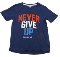 Tmavomodré tričko s nápisem 