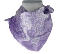 Dámský lila saténový šátek s kytičkami 
