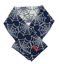 Tmavomodro-bílá šála s pavučinami a pavoukem 