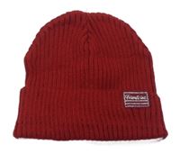 Červená pletená čepice s nášivkou 