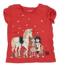 Červené tričko s dívkami a koníkem a volánky C&A