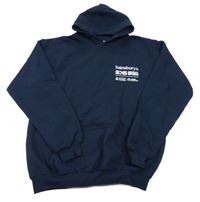 Tmavomodrá mikina s nápisy a kapsou a kapucí GILDAN