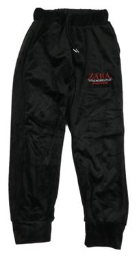 Černé plyšové tepláky s nápisy 