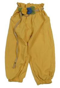 Hořčicové lehké kalhoty s páskem s květinami