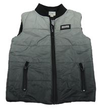 Tmavošedá ombré šusťáková zateplená vesta s nášivkou River Island