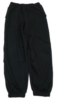 Černé tepláky s kapsami 