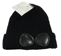 Nové - černá čepice s nášivkami 