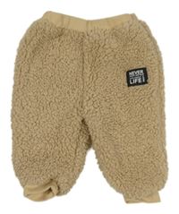 Hnědé huňaté tepláky s nášivkou 